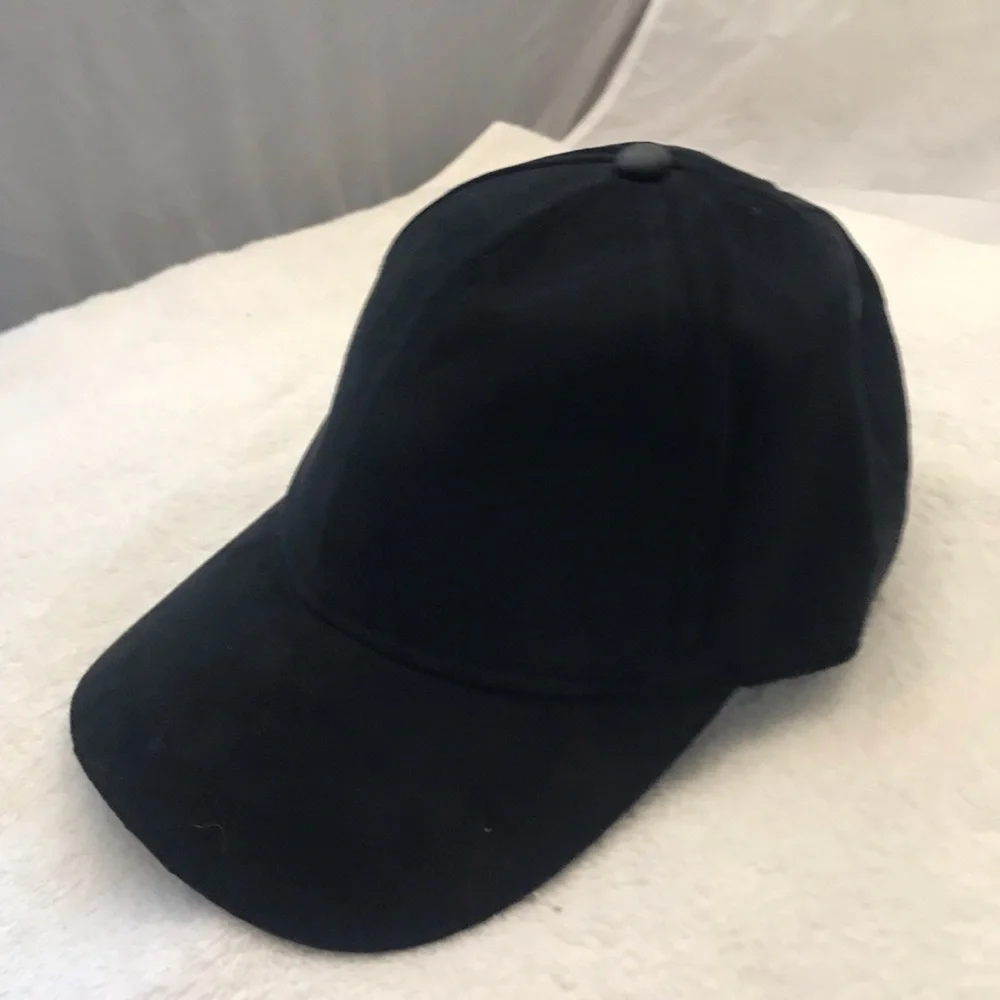 H & M Women's Fitted M/56 Black Velvet Designer Hat